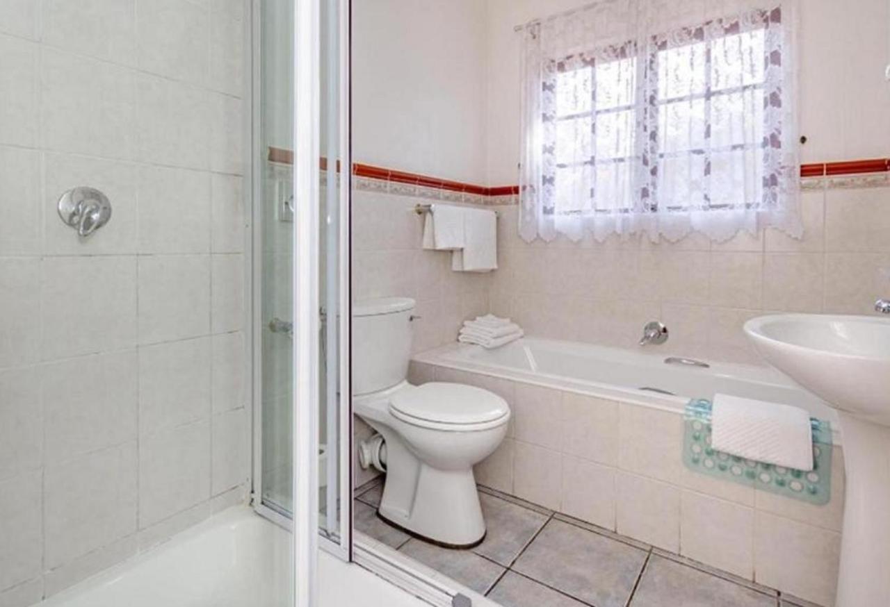 The Link Guest Lodge Kempton Park Esterno foto